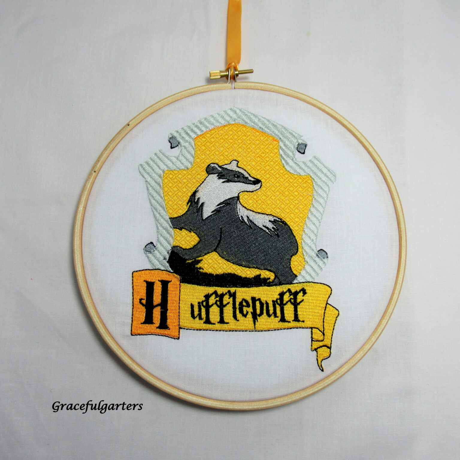 Harry Potter Hufflepuff Crest Embroidered wooden Hoop. SSDGM ...